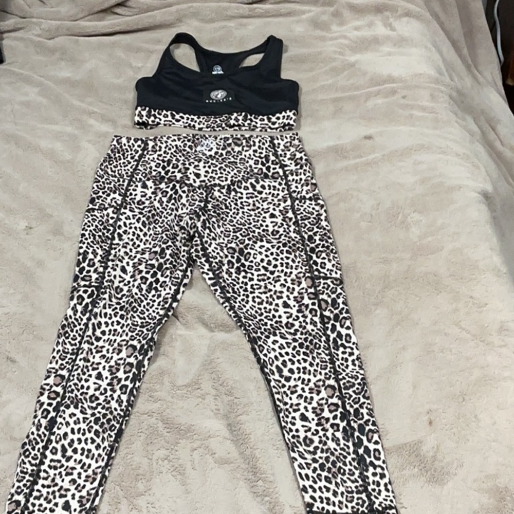 Buc-ee’s Black Sports Bra & Leopard Leggings Set